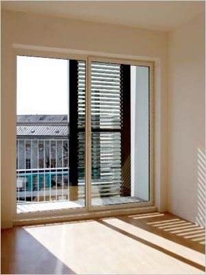 Les capteurs solaires sont des tubes sous-vides placés à la verticale jouant également un rôle architecturale de brise-soleil et permettant une certaine confidentialité du logement par rapport à l'extérieur.
